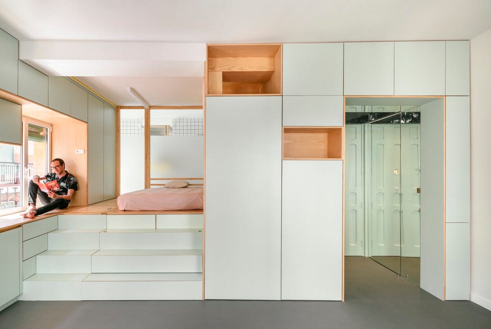 un apartamento pequeño y oscuro gana luminosidad con espacios abiertos en el proyecto yojigen poketto, de elii arquitectura