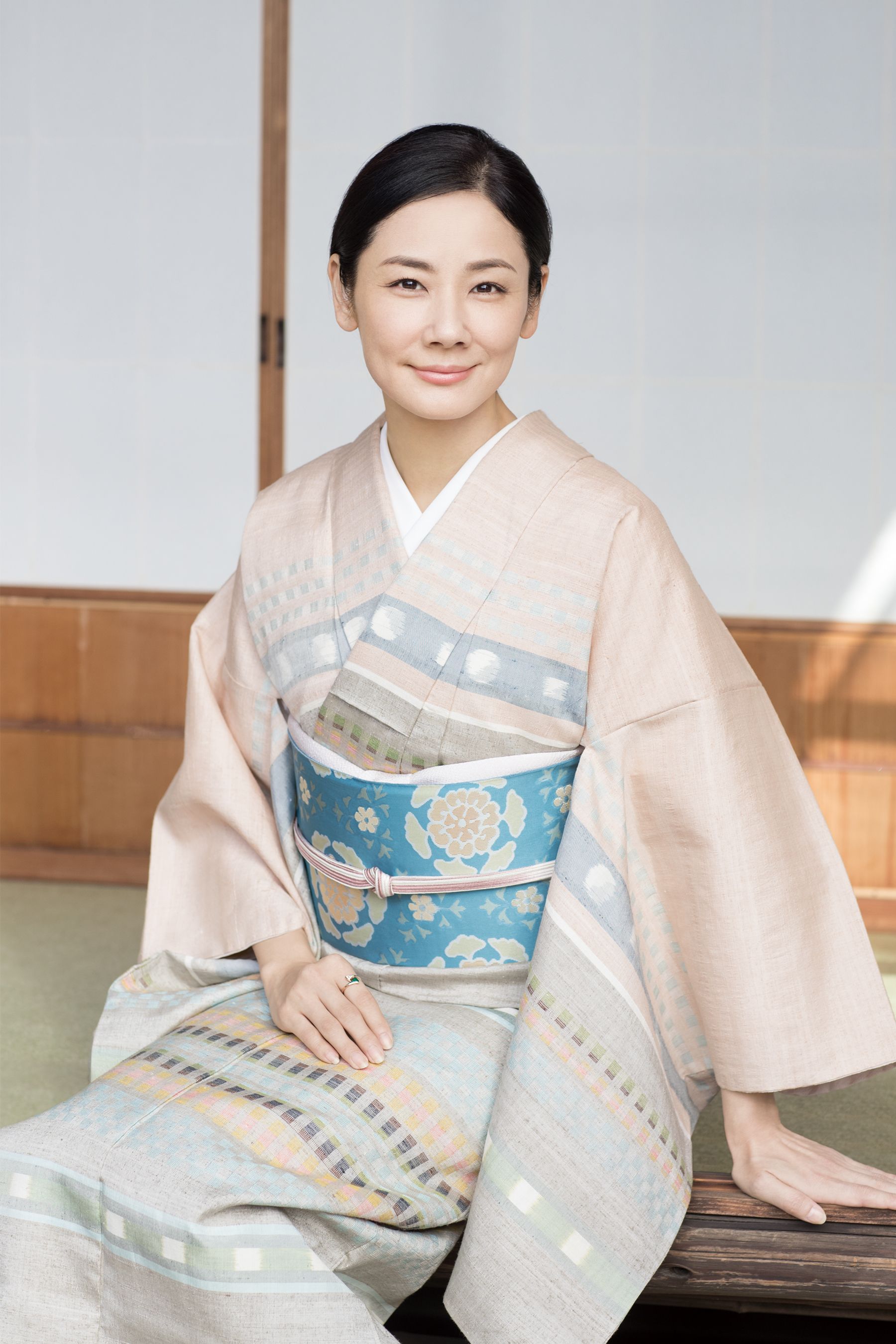 女優・吉田羊さんがまとう人間国宝・佐々木苑子さんの着物