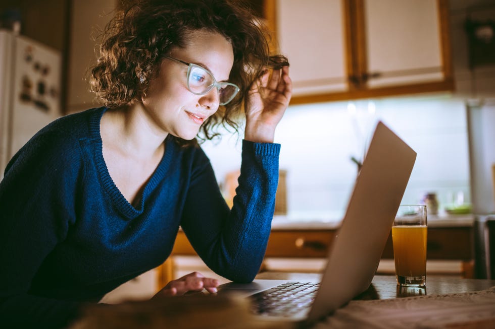 mujer mirando la pantalla de su ordenador