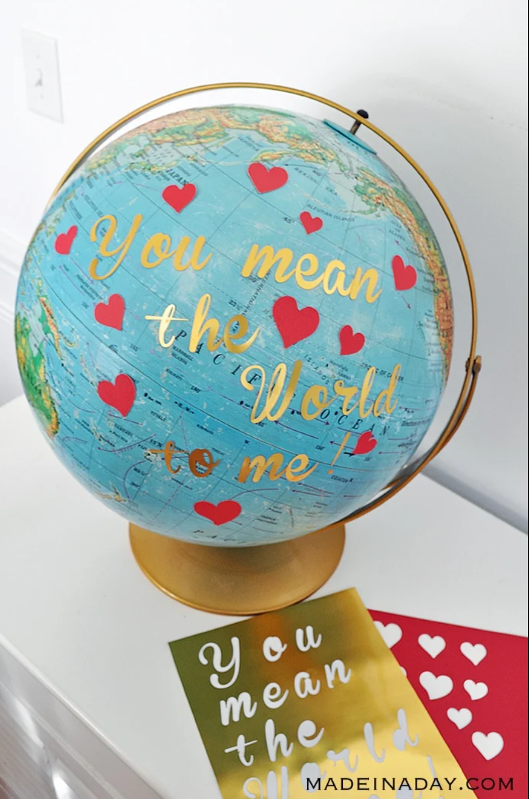 globo terráqueo decorado para san valentín