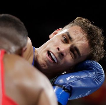 david nyika intenta librarse del mordisco de youness baala en la competición olímpica de boxeo