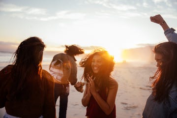 vrienden lachend op strand