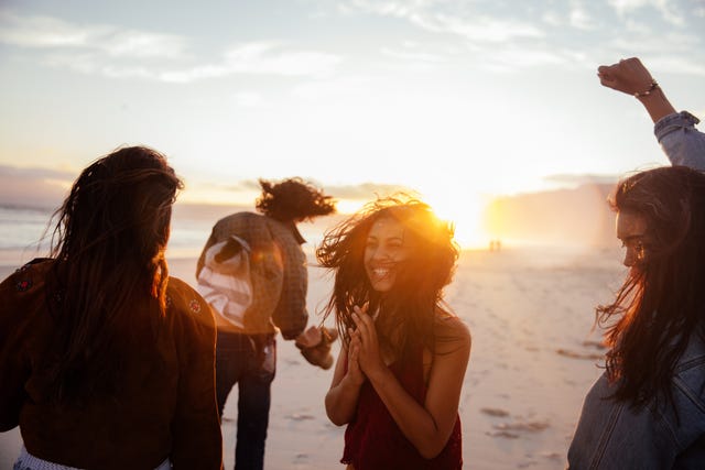 vrienden lachend op strand