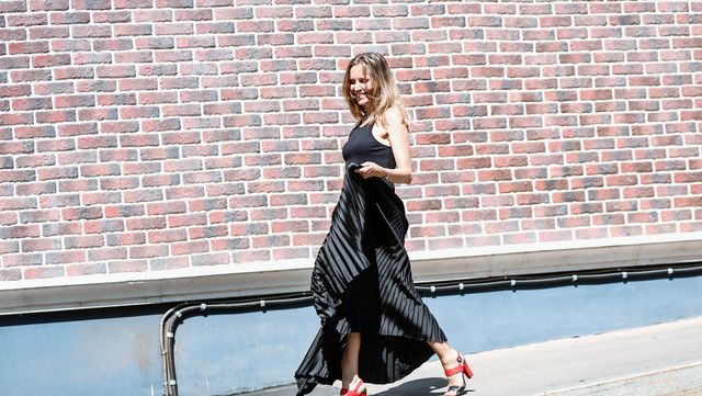 mujer sonriente caminando