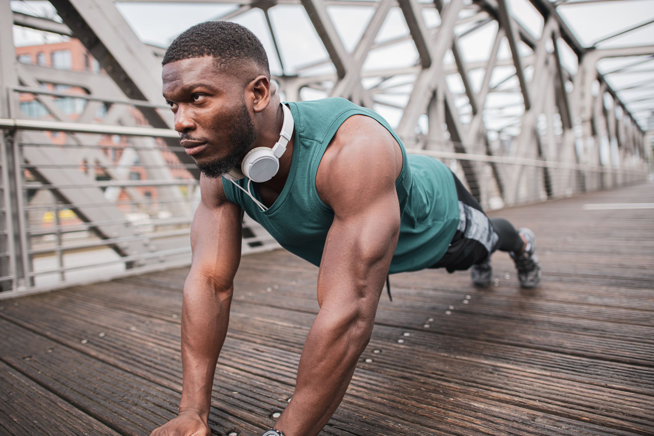 Train je triceps met close grip push ups