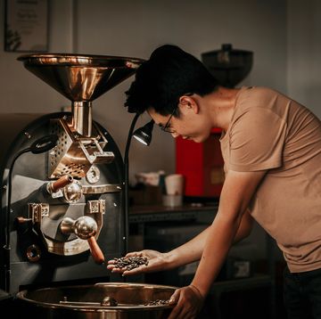 コーヒーロースターで焙煎する男性