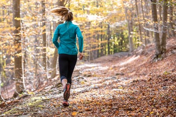 vrouw loopt hard in het bos