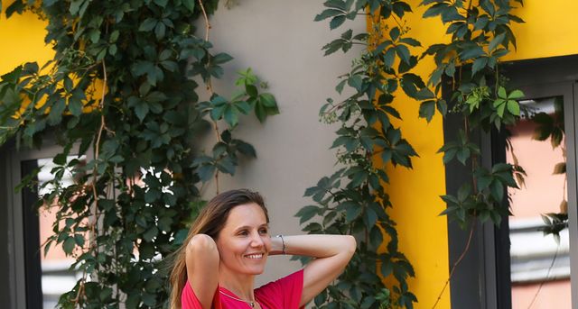 mujer sonriente con vestido largo