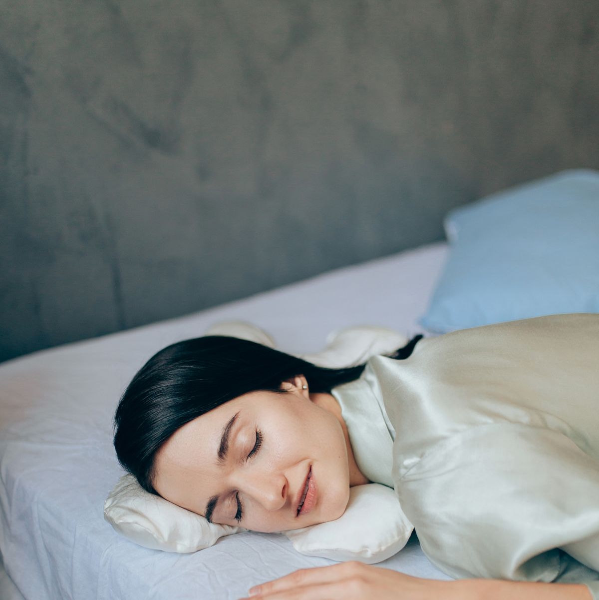 beneficios de dormir con un gorro de seda