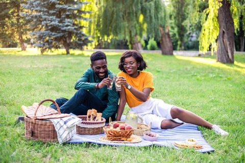 fun summer date ideas young black couple on picnic in the park