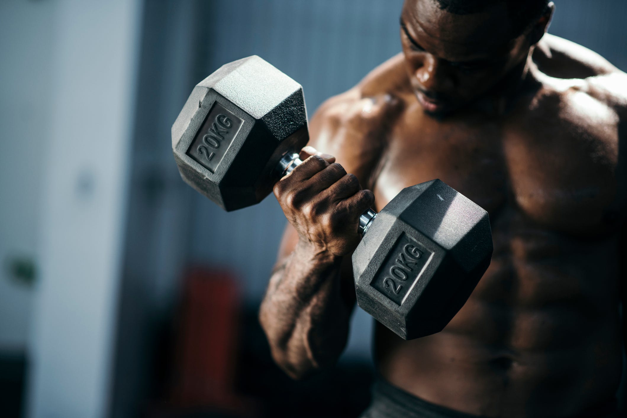 young-bodybuilder-working-out-royalty-free-image-1698331090.jpg?crop=1xw:0.84296xh;center,top%5Cu0026resize=1200:*