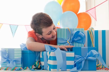 niño contento celebrando cumpleaños