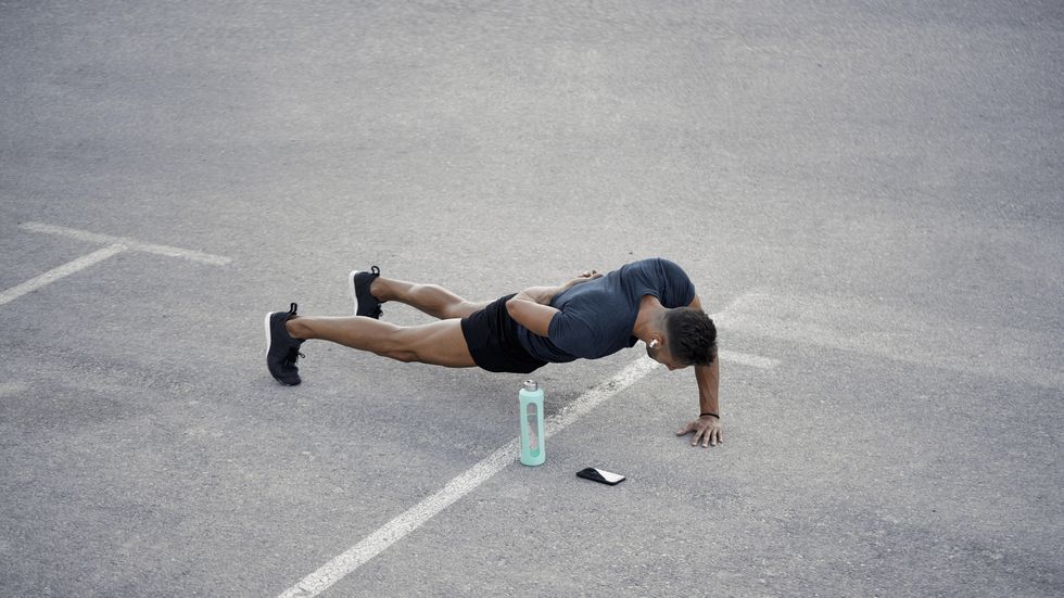ragazzo che fa degli esercizi di calisthenics all'aperto