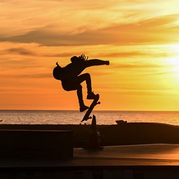 daily life during sunset at venice beach of los angeles