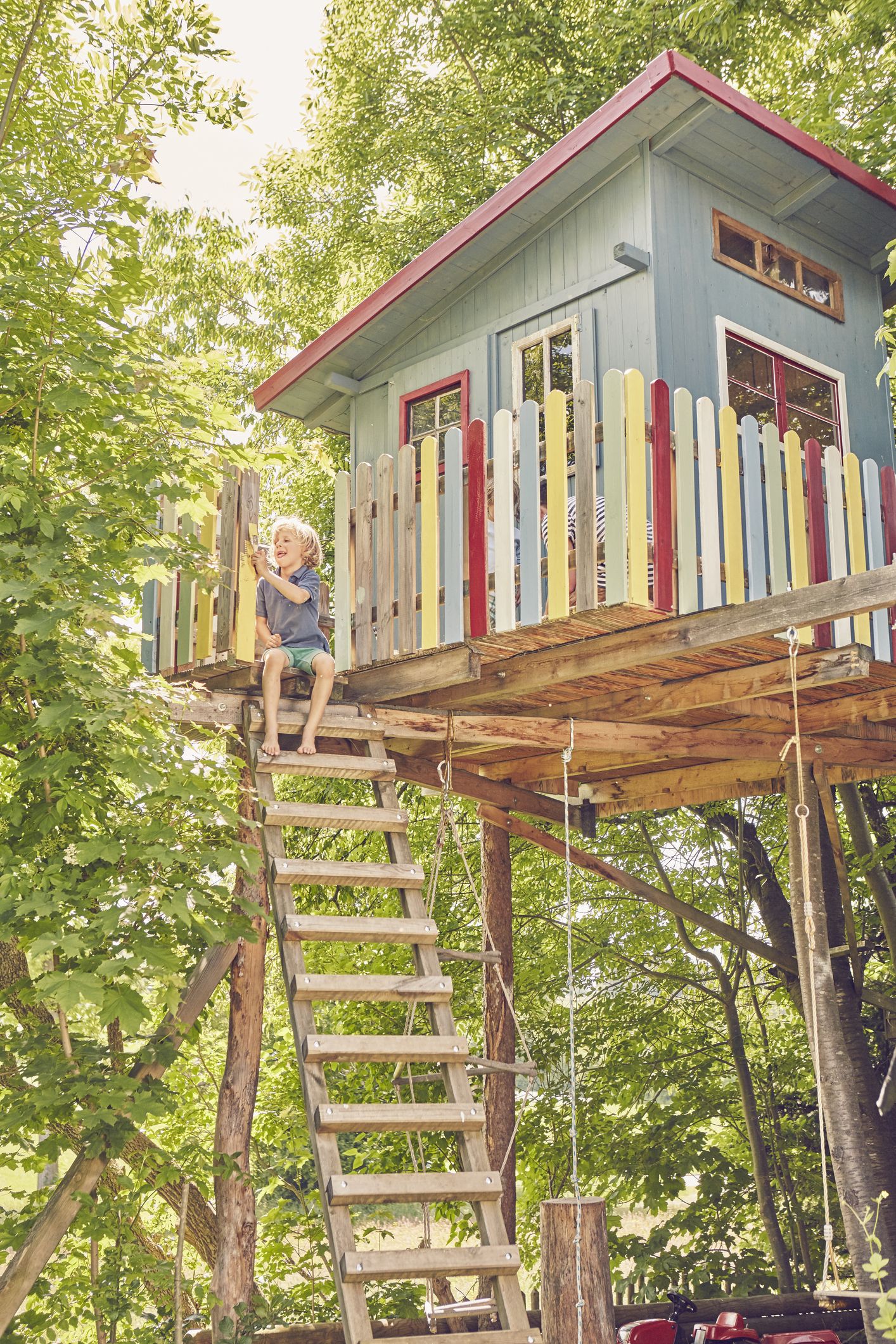 bjarke ingels' 'biosphere' treehouse hotel floats among 350 birdhouses