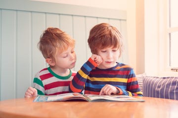 hermanos leyendo concentrados