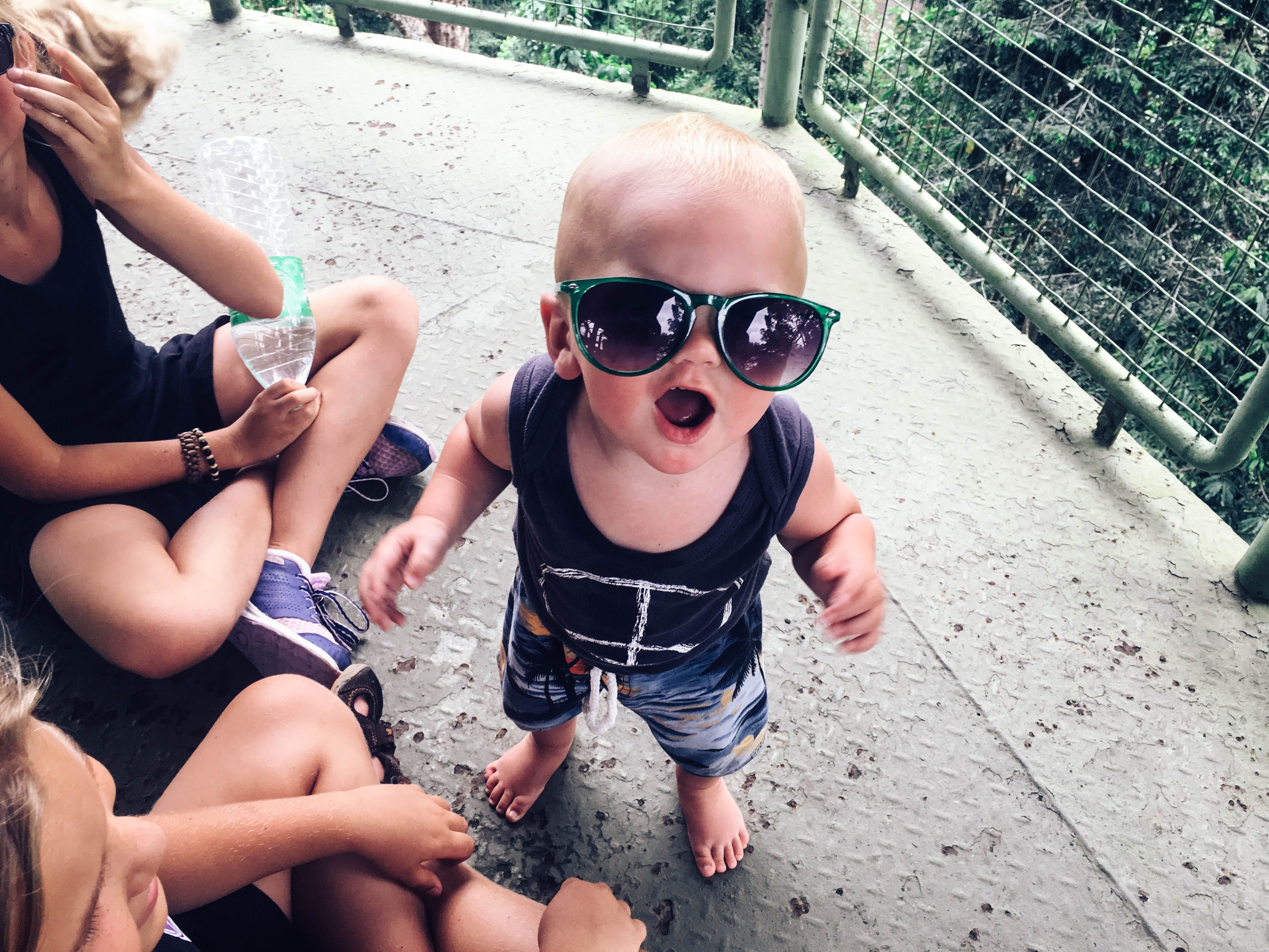 niño con gafas de sol