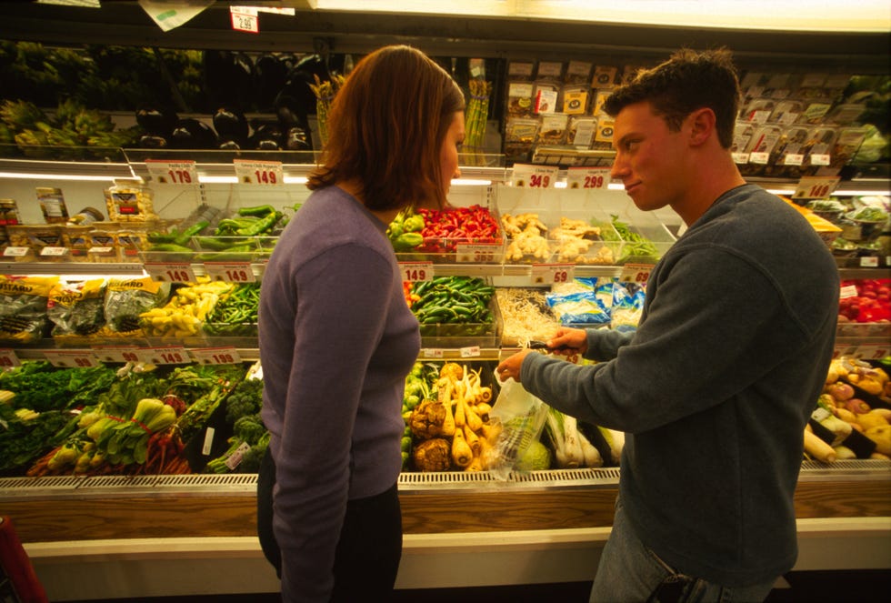 young college couple shopping for groceries