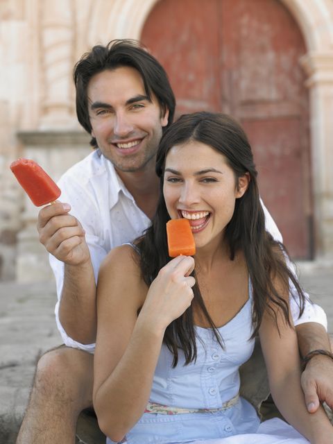 fun summer date ideas young couple eating popscicles