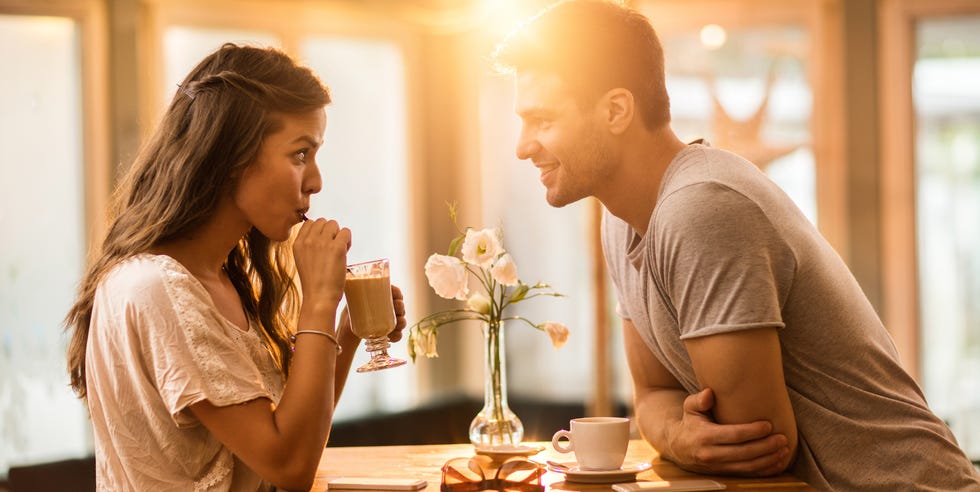 Joven pareja enamorada pasando tiempo juntos en un café joven pareja enamorada pasando tiempo juntos en un café