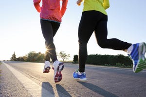 una pareja corriendo