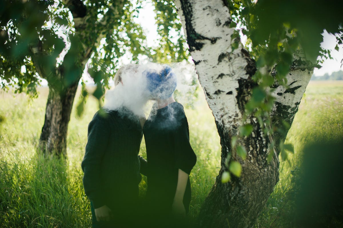 This Vaping Wedding Photo Trend Is Dividing the Internet