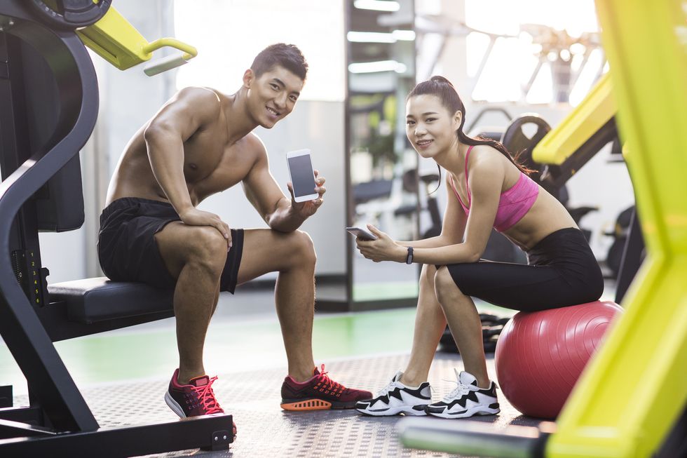Young couple resting at gym, ヌーム, noom, ダイエット, Diet, 正月太り, 対策, デブ