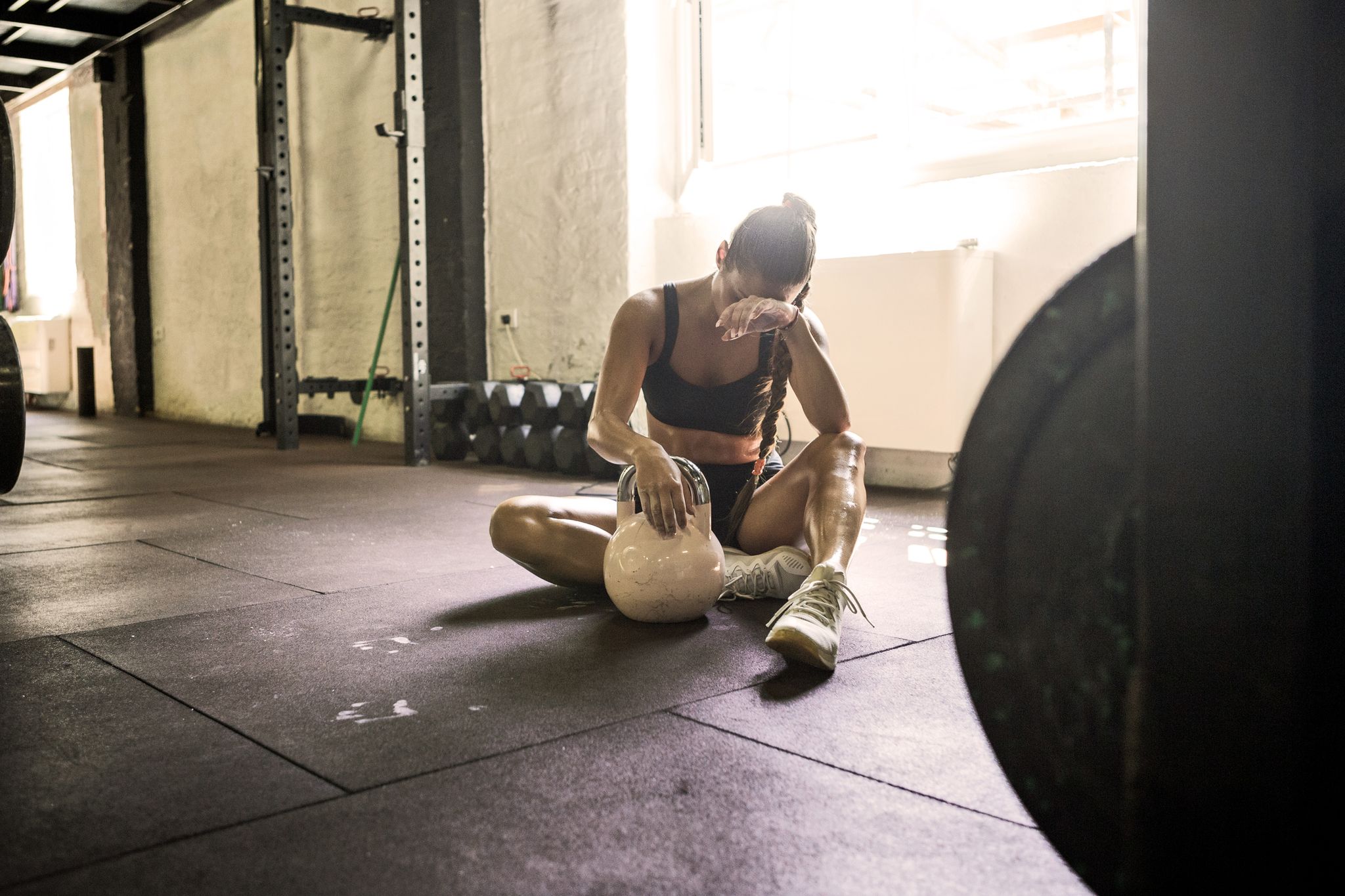 Fotos de Mujer en el gimnasio descansando sobre pilates - Imagen