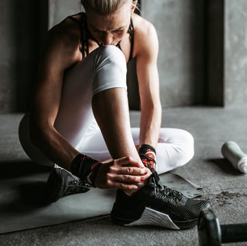 mujer con dolor de rodilla