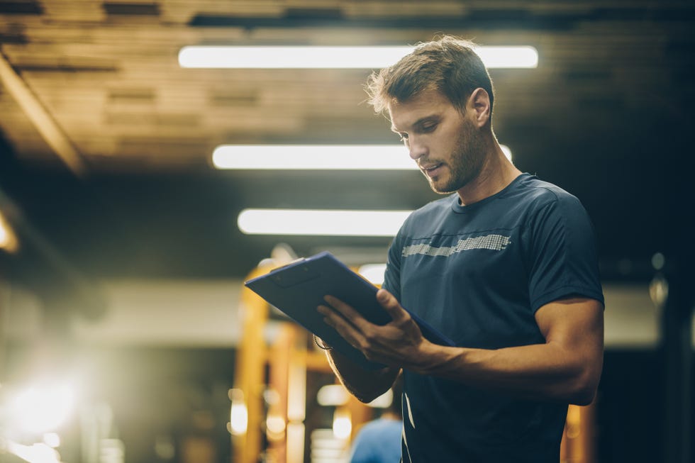 un hombre planifica su entrenamiento