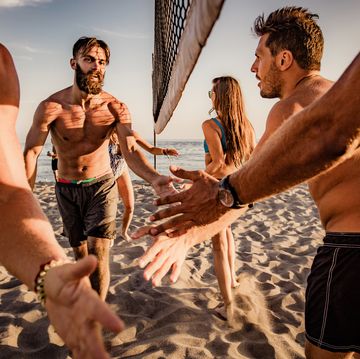 mannen die beach volleyballl spelen op het strand