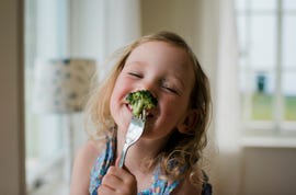 niña con brócoli en tenedor