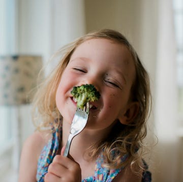 nina tomando brocoli para cenar nina tomando brocoli para cenar