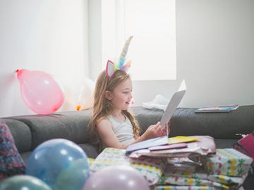 niña feliz con tarjeta de cumpleaños