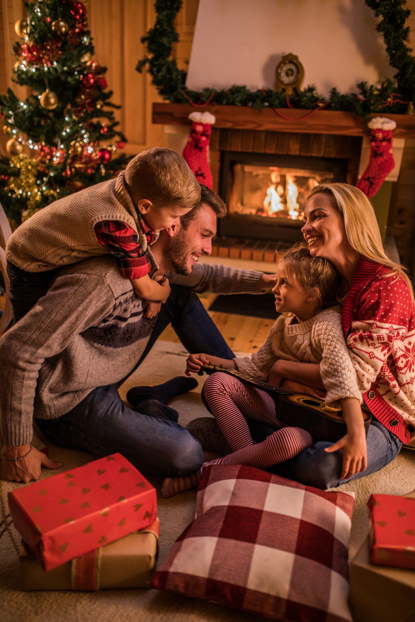 Creative and Heartwarming Family Christmas Photo Ideas
