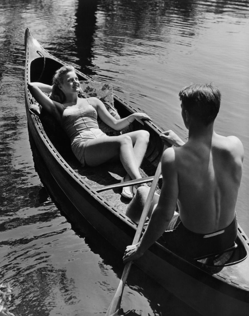 mujer y hombre navegando en una canoa