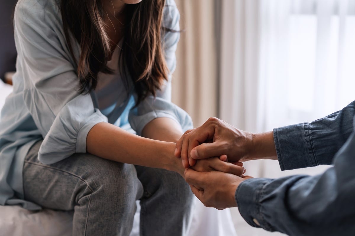 How to Give Condolences to Someone Who's Experiencing a Loss