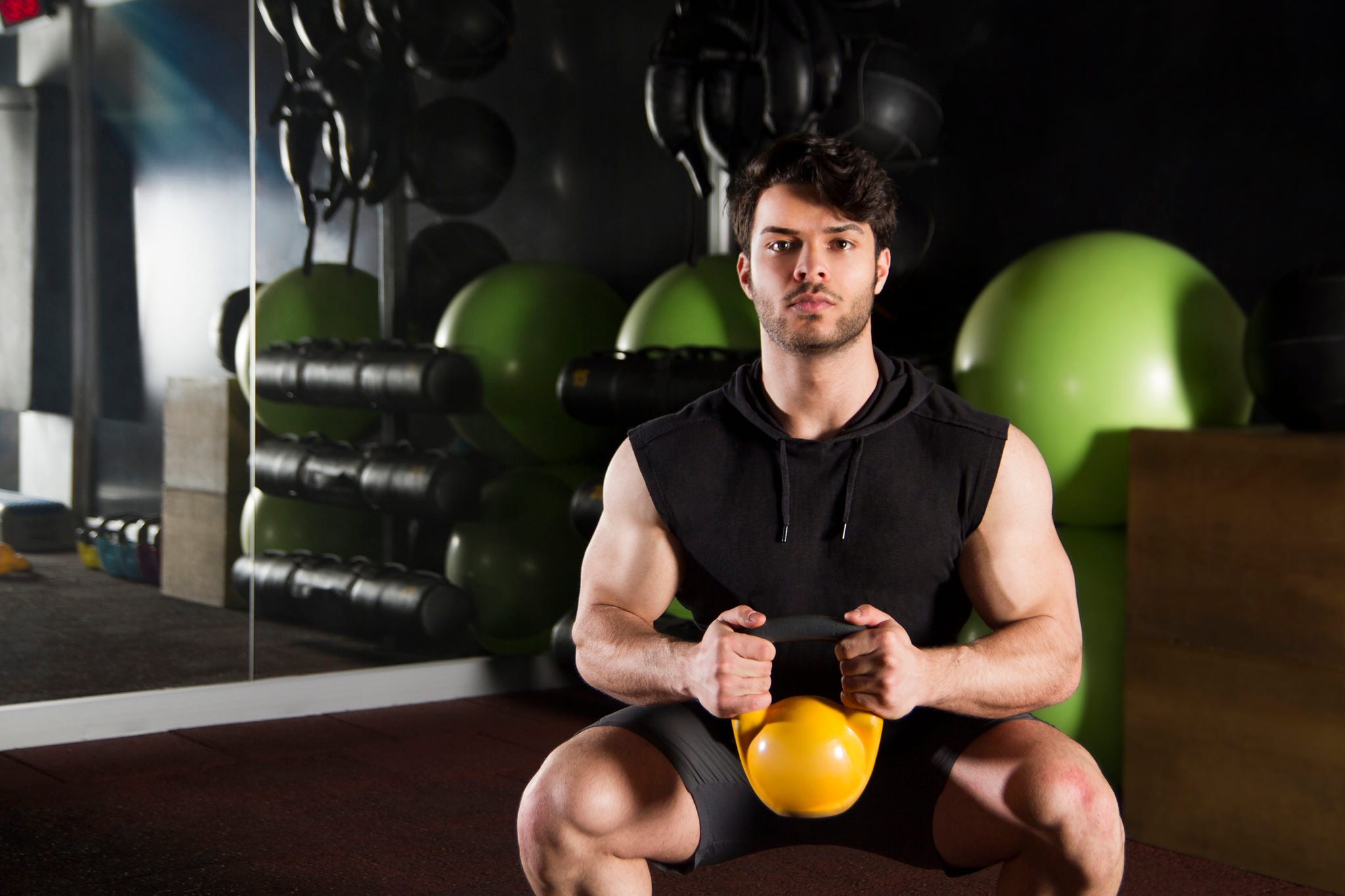 Entrenamiento Crossfit. Hombre De Gimnasio Haciendo Un Entrenamiento Con  Pesas Levantando Pesas Rusas. Joven Atleta Haciendo Cambios Kettlebell.  Culturista Levantando Pesas Rusas. Instructor De Crossfit En El Gimnasio.  Crossfit En El Gimnasio