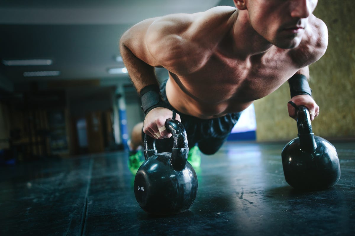 Los mejores ejercicios con kettlebells o pesa rusa para marcar la