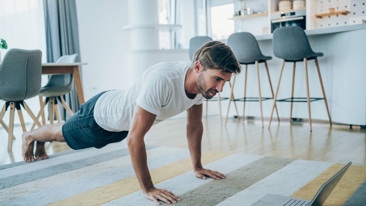 25 ejercicios que puedes realizar en el suelo para fortalecer la zona  media, sin equipamiento alguno