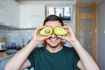 hombre con aguacate en los ojos