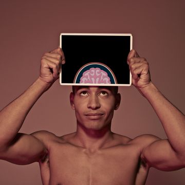 man laat met afbeelding zijn brein zien omdat hij staat voor wetenschap of broscience