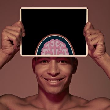 een man houdt een bord vast met een plaatje van hersenen erop