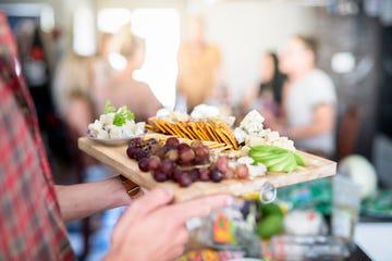 hombre con una tabla de aperitivos