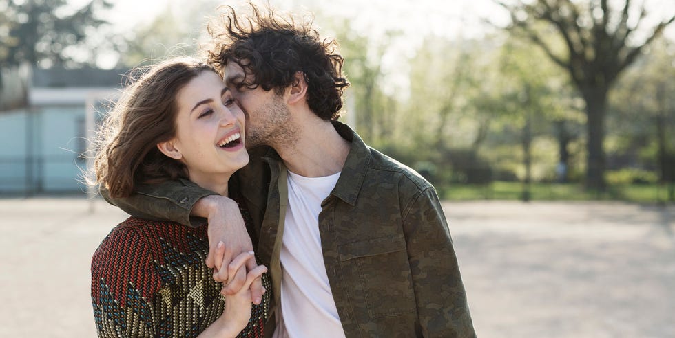 Joven besando a su novia joven besando a su novia