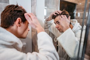 hombre mirándose el pelo