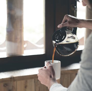 hombre sirviendo café