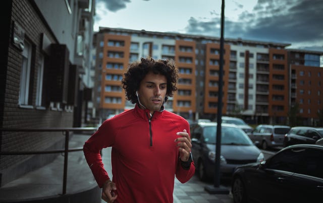 un hombre joven corre solo por la ciudad una carrera de san silvestre virtual