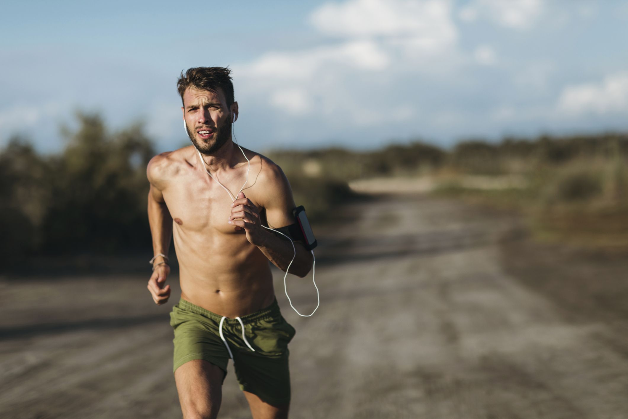 Correr con o sin camiseta en verano: efectos en la piel