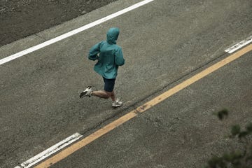 man loopt hard op de weg